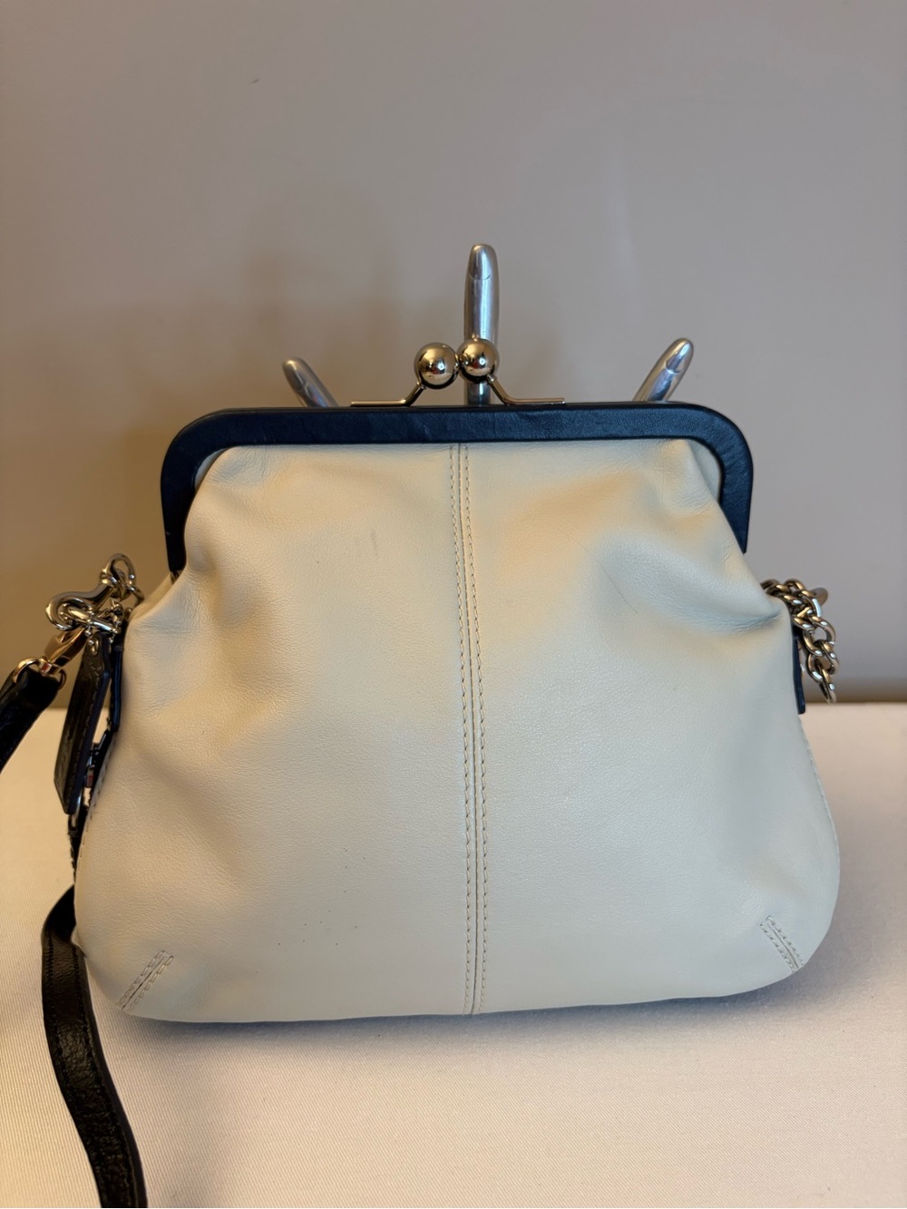 Vintage Coach 13378 Bonnie Cashin Kiss Lock Crossbody Cream Leather Navy Trim - Picture 9 of 16